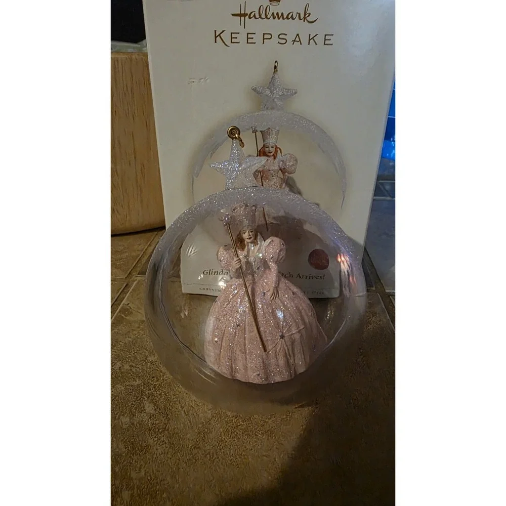 Hallmark Keepsake 2006 Glinda the Good Witch Arrives! The Wizard of Oz Ornament